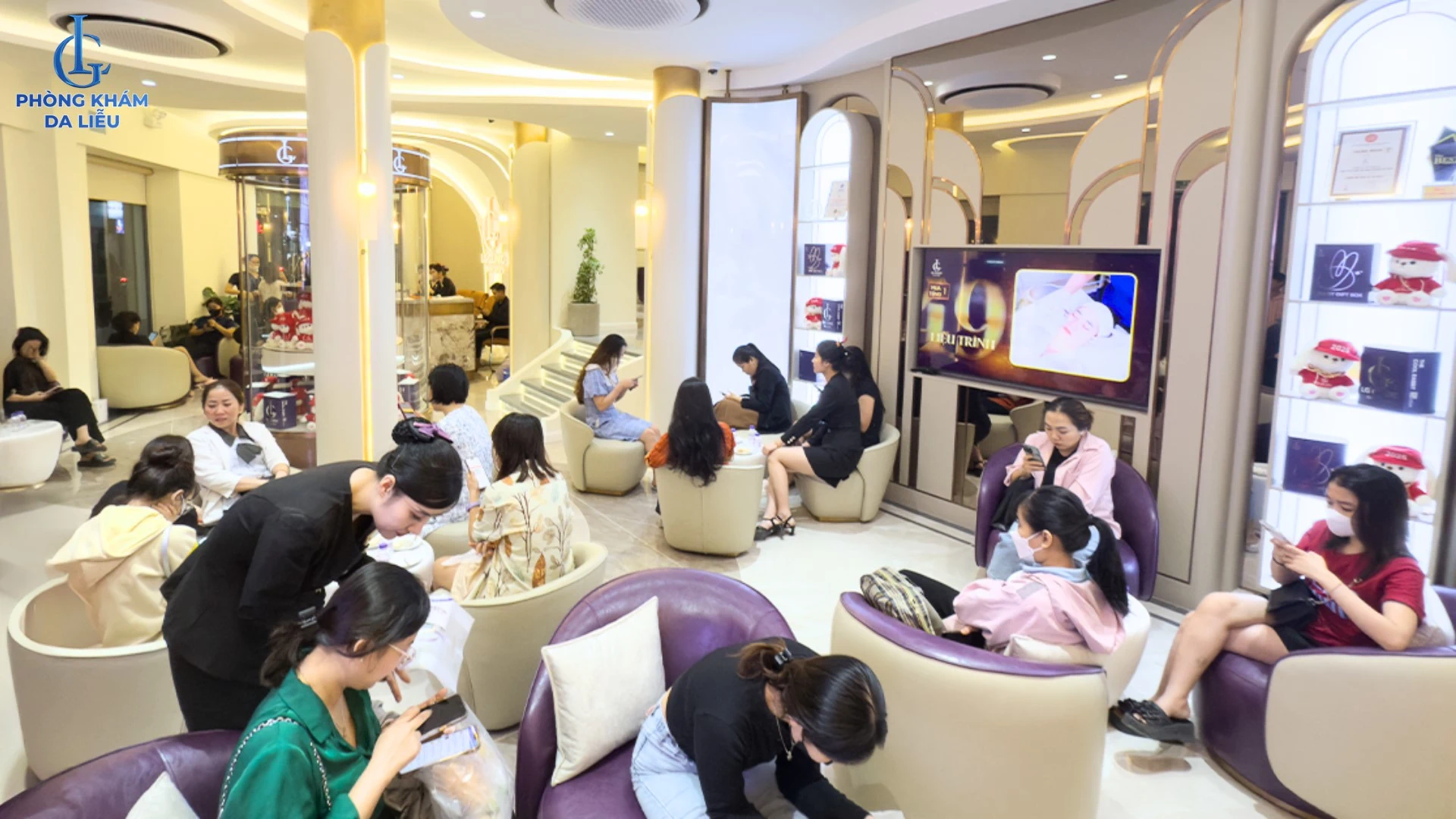 Phòng khám Da liễu LG đột phá phác đồ trị mụn lưng: Kết hợp tinh hoa y khoa và hệ thống công nghệ triệu đô